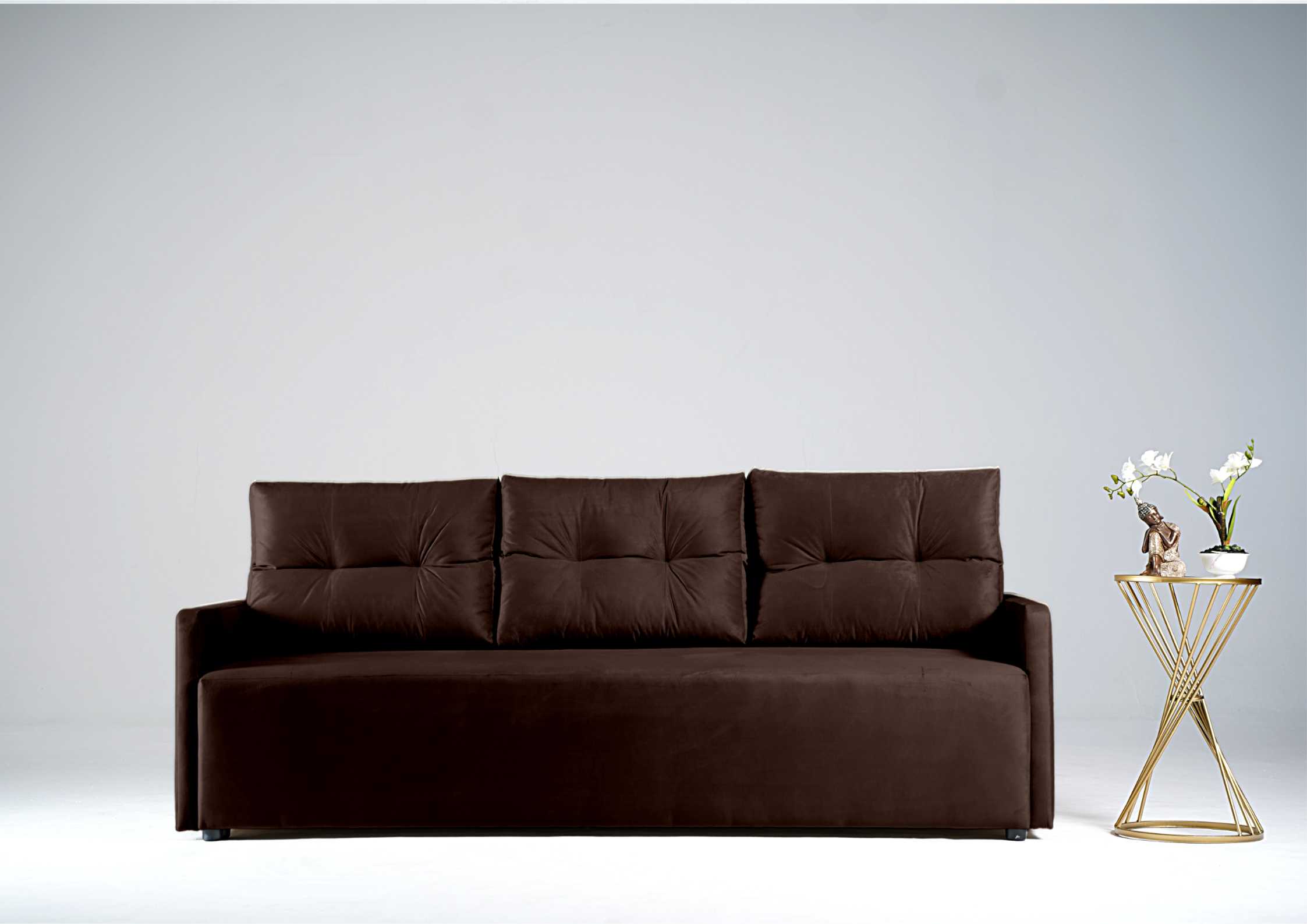 Brązowa sofa z pikowanymi poduszkami